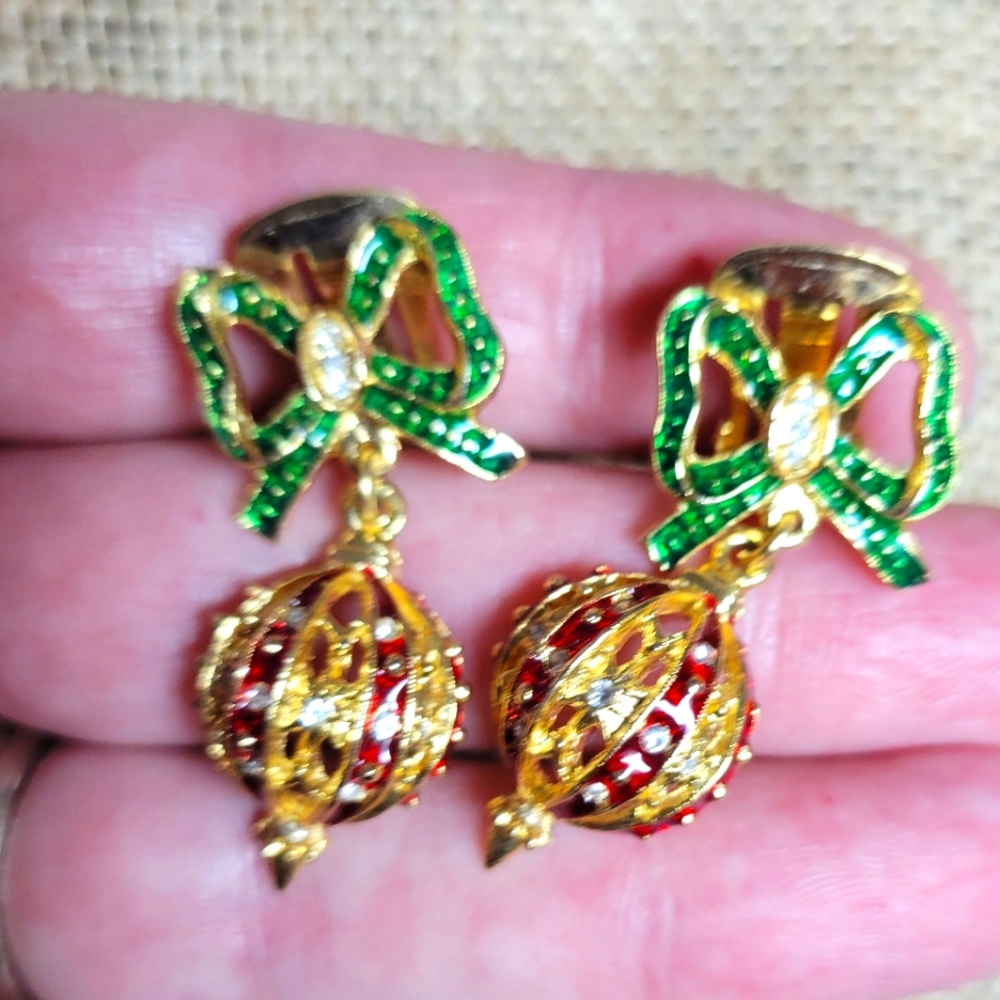 Vintage gold tone metal enamel/ rhinestone Christmas clip on earrings-red/green